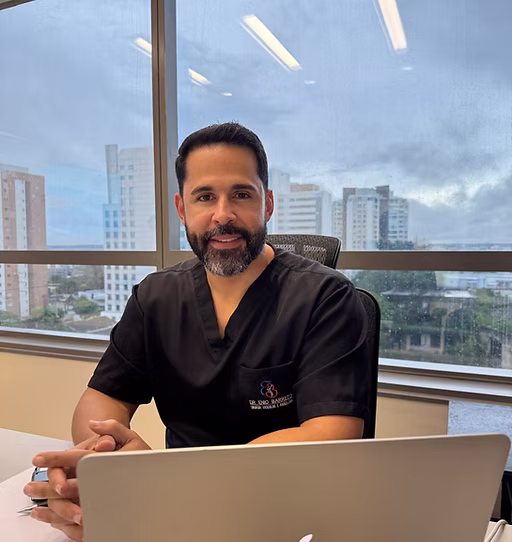 Dr. Enio Barreto no consultório